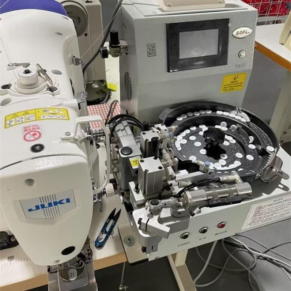Automatic buttoning machine